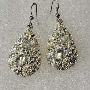 Silver Tone Oval Earrings with embedded Glittering Clear Fashion Crystal Stones
